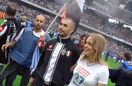 詹姆斯过去4战场均25.5+7+8，投篮命中率53.8%（詹姆斯近4场比赛场均25.5分7篮板8助攻，投篮命中率53.8%）