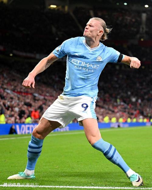 AC米兰1-0登顶意甲！38岁名将却抢走风头，带队12场不败紧追榜首（AC米兰1-0小胜登上榜首，38岁老将抢镜，率队豪取12场不败）