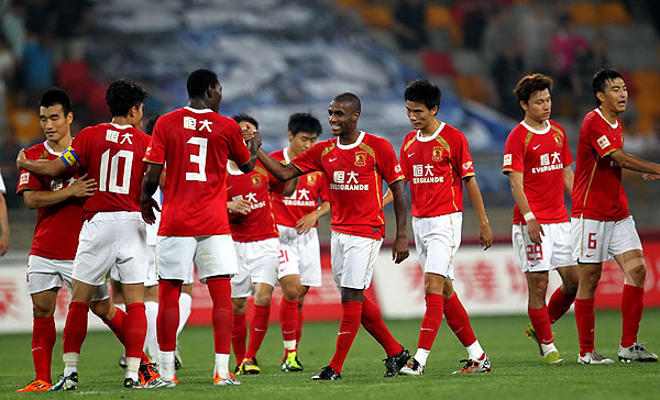 足球英超本轮最佳阵公布，新援发挥亮眼（英超本轮最佳阵容出炉，新援表现抢眼）