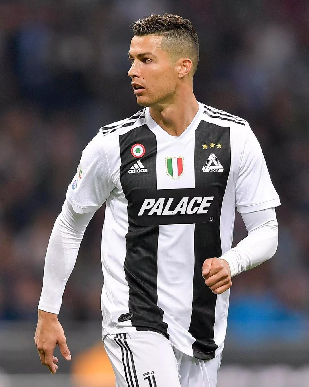 详解棒球规则中的“打击干扰”当打者动作限制了捕手接球空间