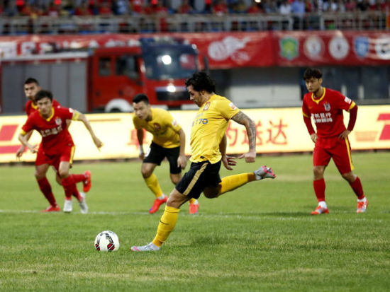 停不下来!北京国安新赛季后防线固若金汤？又盯上了大连英博新星（动作不断！北京国安欲打造铜墙铁壁后防？瞄准大连英博潜力新星）