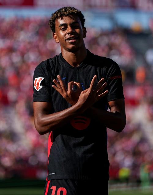 每体：莱万愿意接受降薪+替补，2026年初将和巴萨再谈