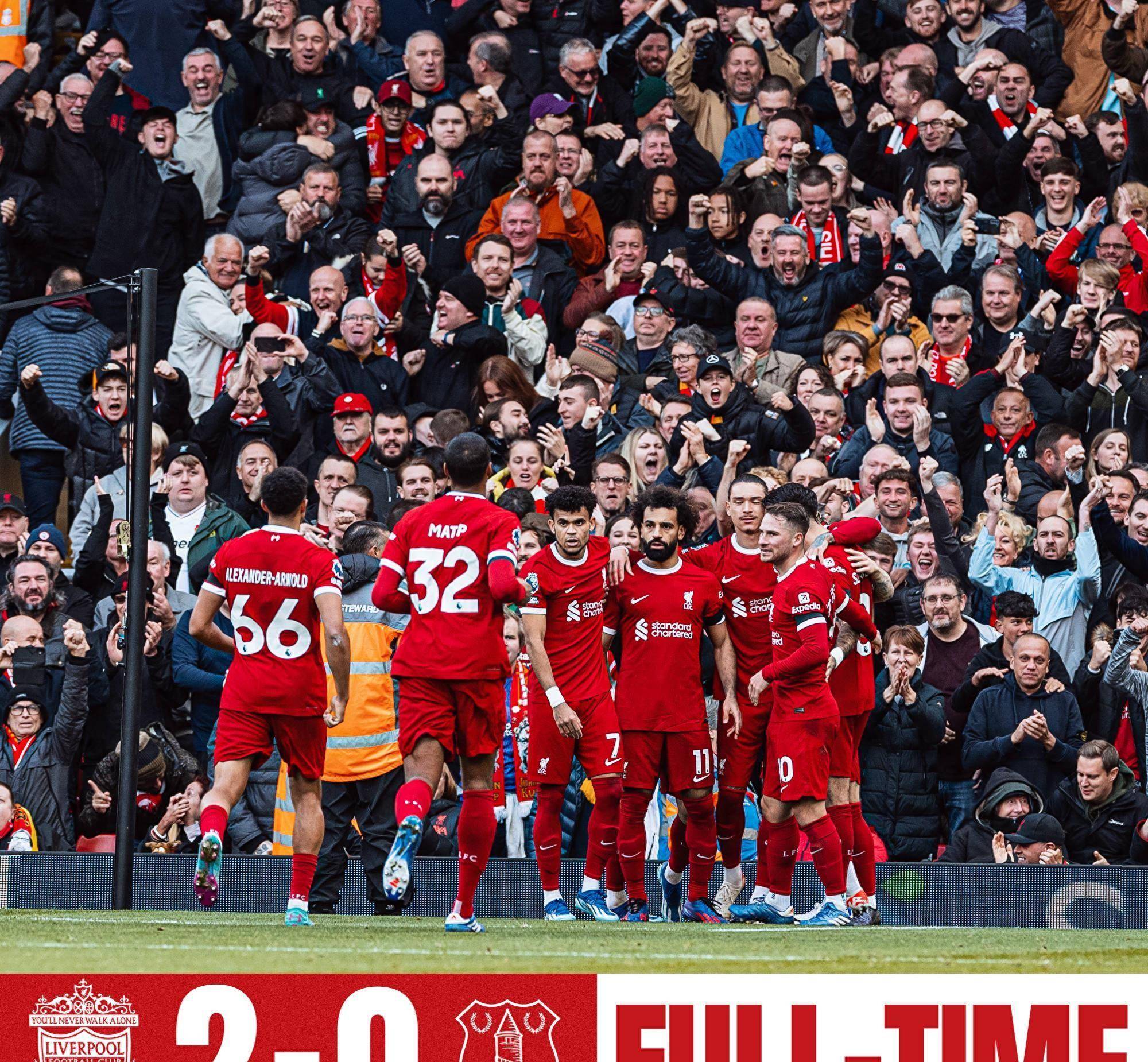 詹姆斯时隔14年再次来蓉，现场表白“我太爱成都了”，球迷冒雨齐聚万象城集体高呼“LBJ”