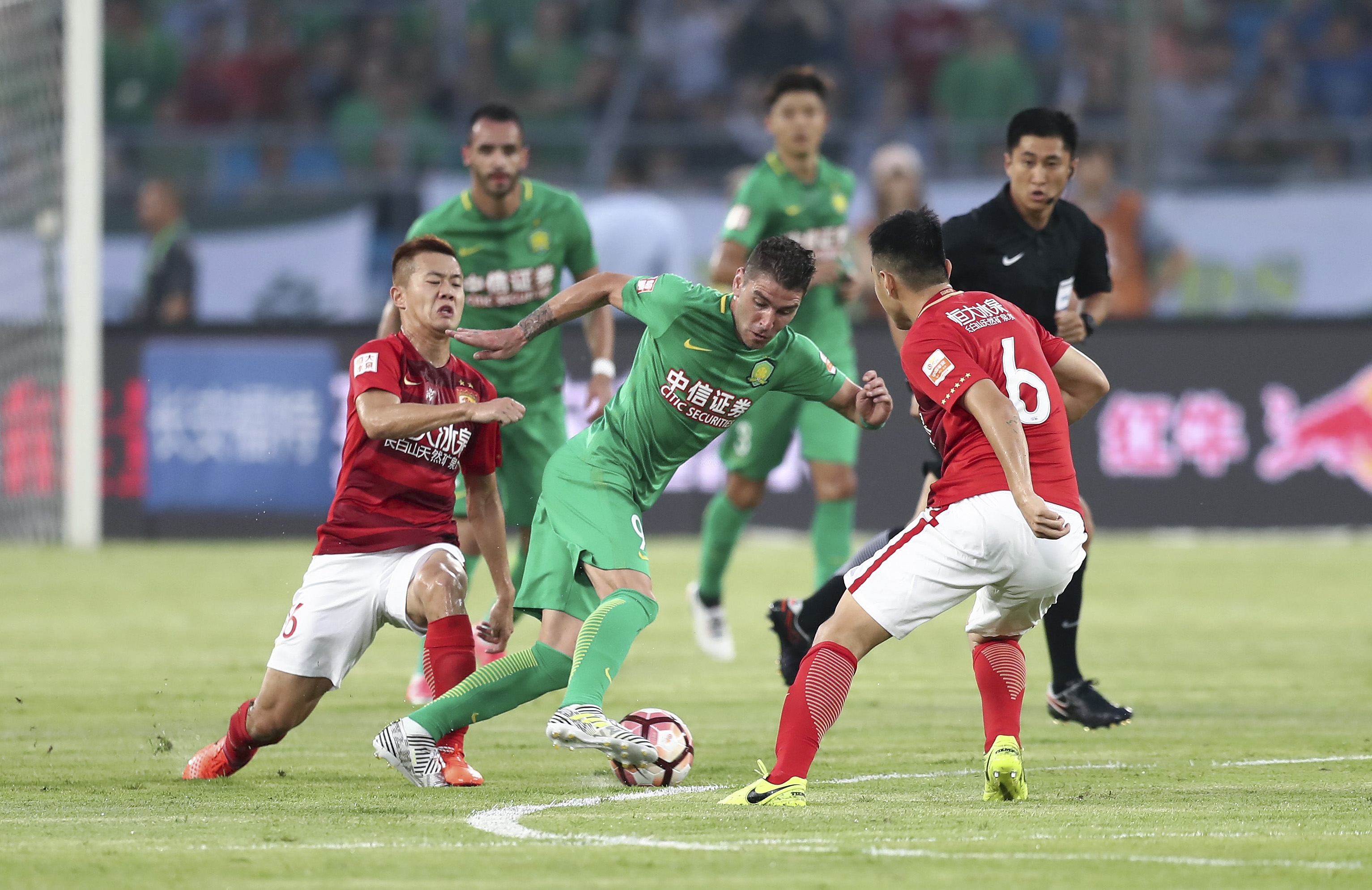 里夫斯：看到詹姆斯在场上全速奔跑，这会促使你跟上他的步伐