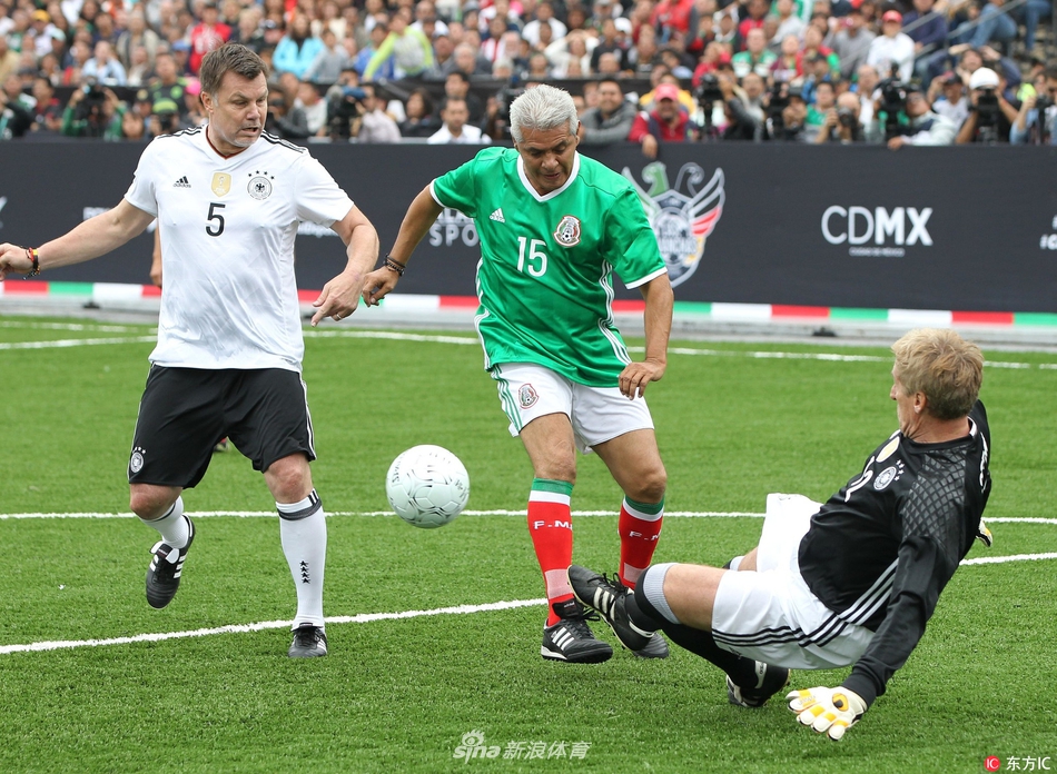 记者：目前米兰球队与弗拉霍维奇的经纪人就转会一事仍在谈判当中，球队计划明年免签球员（记者：米兰正与弗拉霍维奇经纪人洽谈转会，计划明年免签引进）